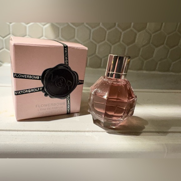 Viktor & Rolf Flowerbomb Eau de Parfum - Mini 7 ML - Picture 1 of 1